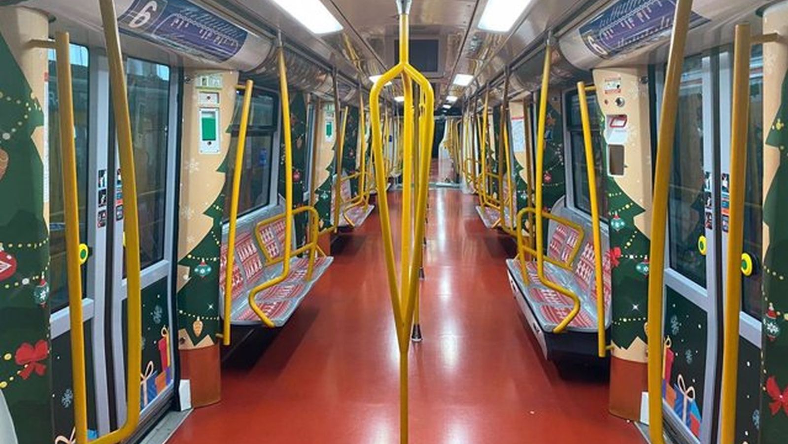Un tren vinilado e iluminado lleva la Navidad a Metro con personajes de estas fiestas y villancicos