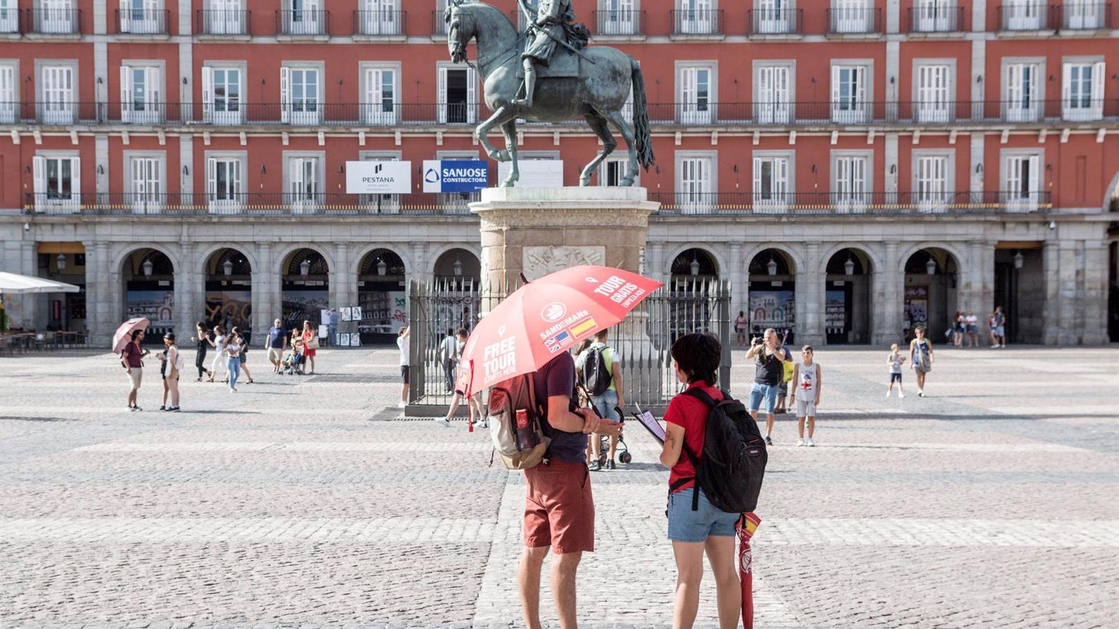 El Ayuntamiento de Madrid ordena el cese y clausura de seis viviendas de uso turístico de la calle Olmo, en Lavapiés