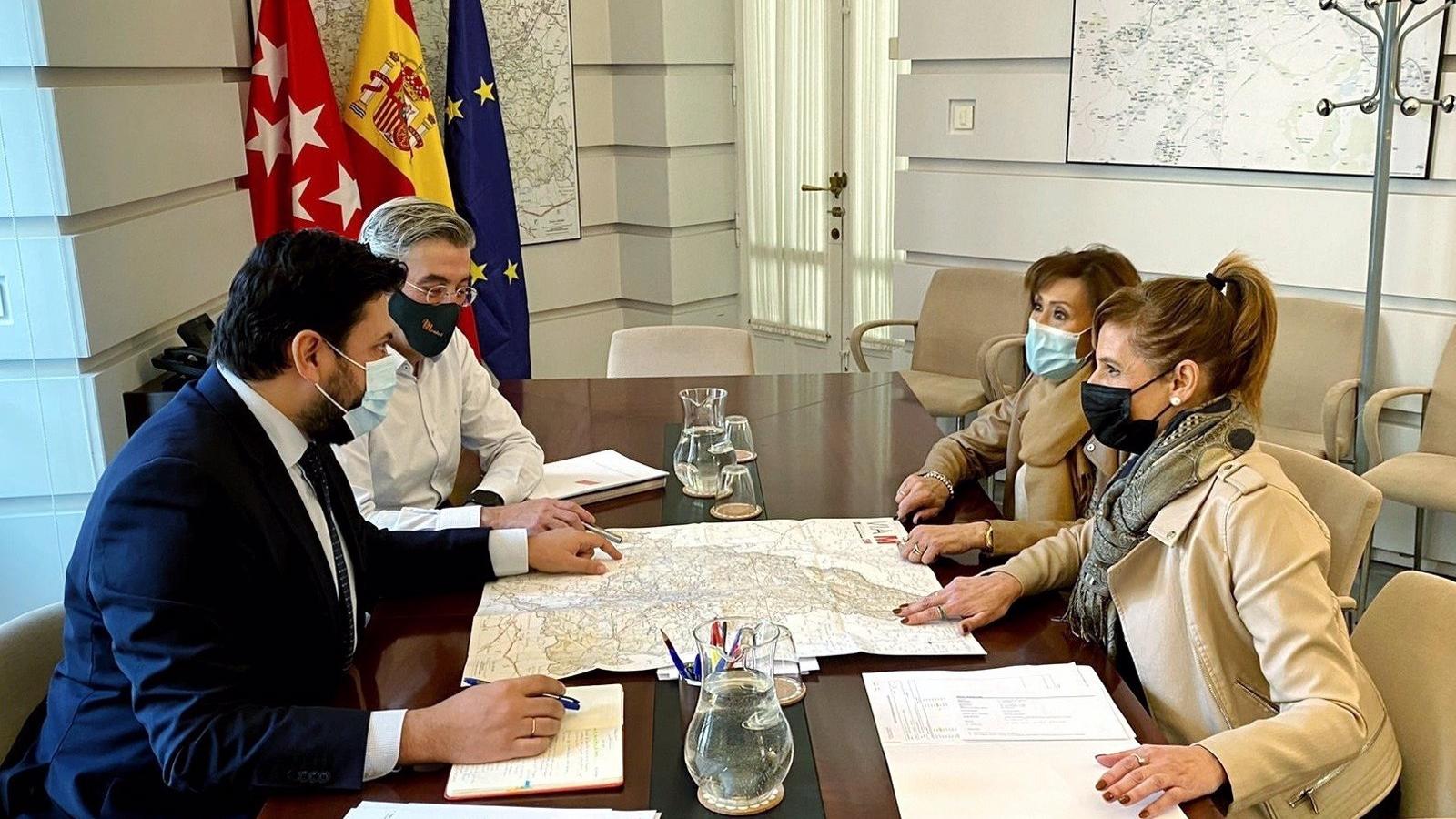 La alcaldesa de Cadalso solicita a la Comunidad de Madrid el refuerzo del transporte público con la capital