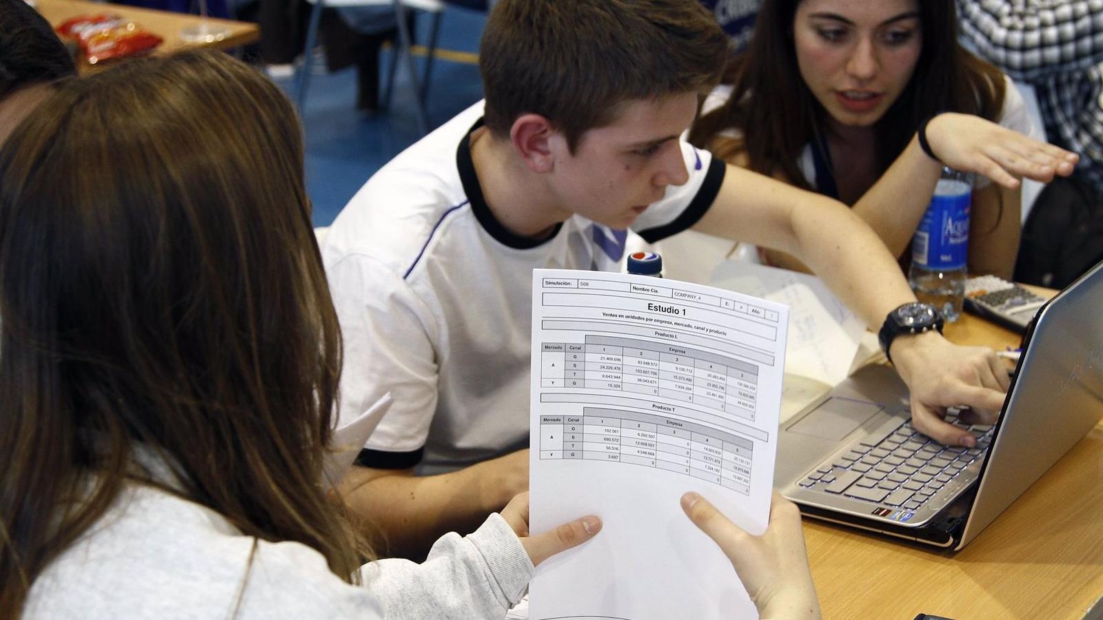 Más de 700 estudiantes de 27 centros madrileños compiten para ser los mejores empresarios virtuales de España Más de 700 estudiantes de 27 centros madrileños compiten para ser los mejores empresarios virtuales de España