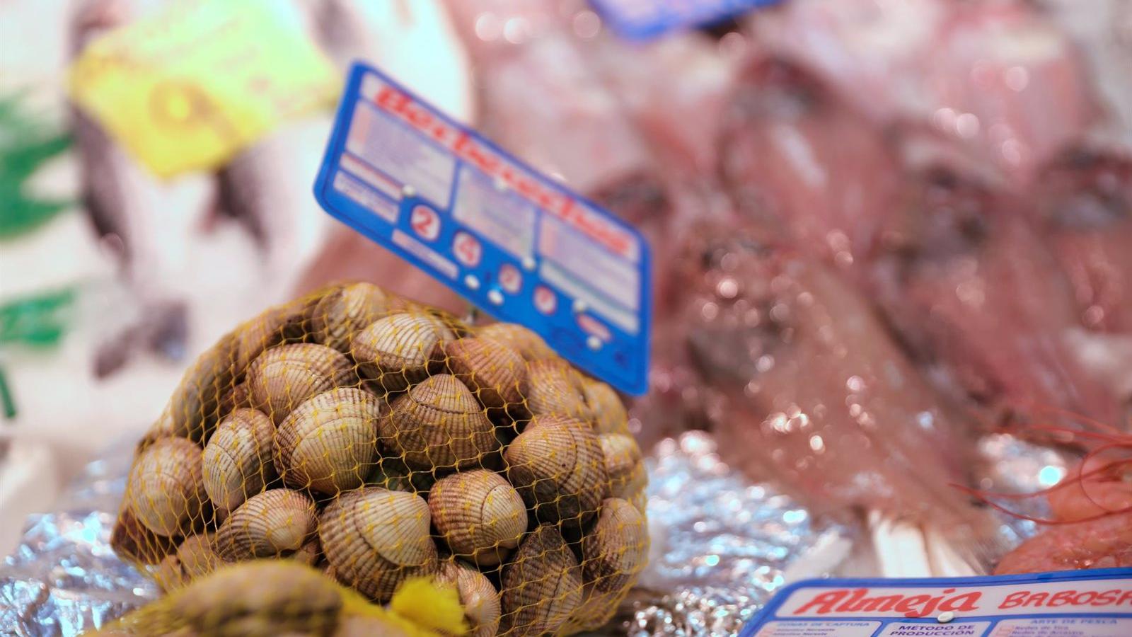 Cesta de la compra navideña: angulas, pularda, almejas y ostras suben hasta un 47% y bajan percebes y lombarda