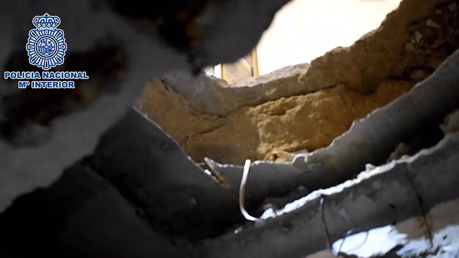 Sorprenden a tres hombres haciendo un butrón para robar en un local de Latina