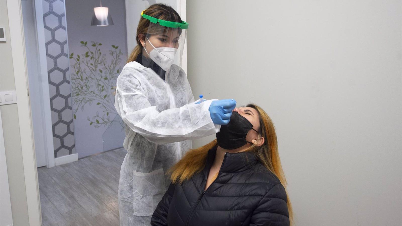 La Comunidad prevé que los contagios e ingresos hospitalarios continuarán al alza durante dos semanas