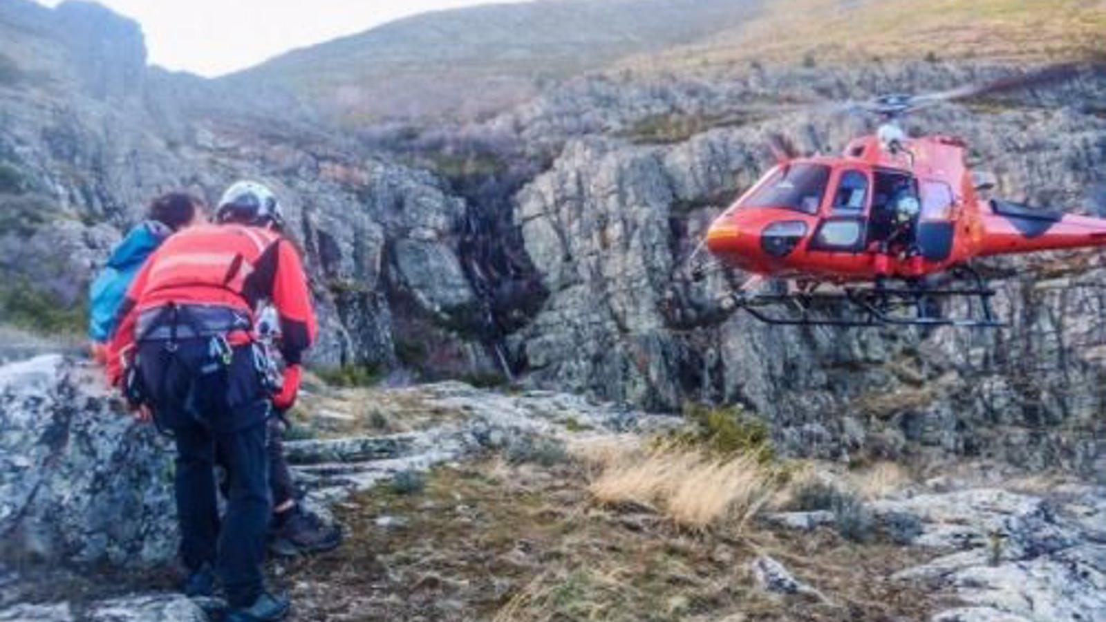 Rescatado en helicóptero un hombre de 50 años tras sufrir un esguince mientras hacía senderismo en Valverde de los Arroyos