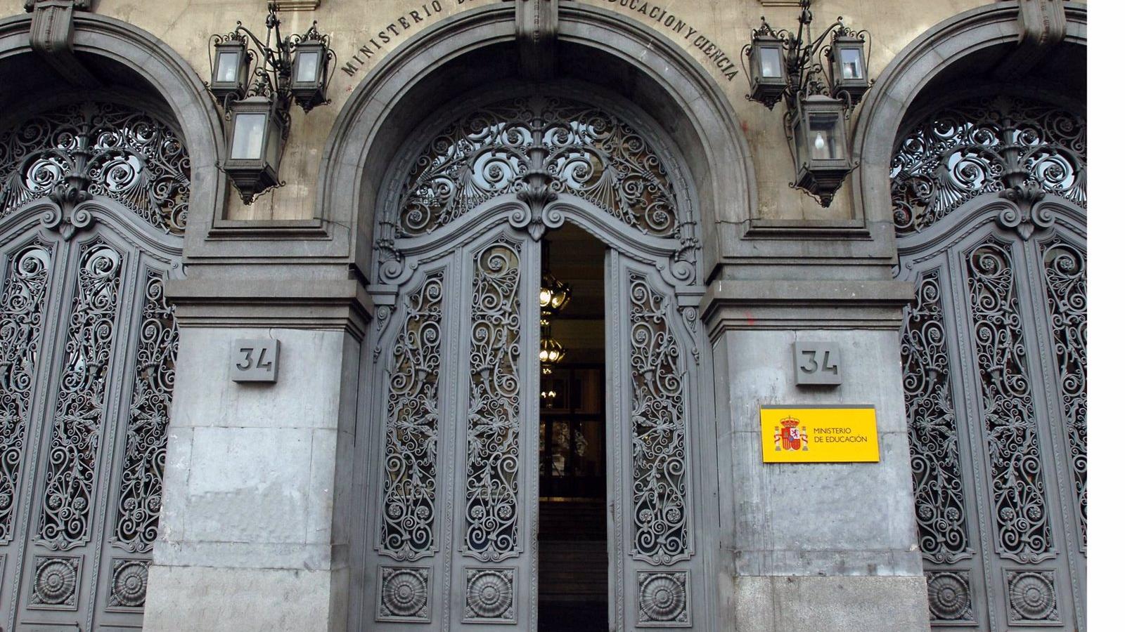 Cuatro agentes de la Policía salvan la vida de una bebé de dos meses a las puertas del Tribunal de Cuentas