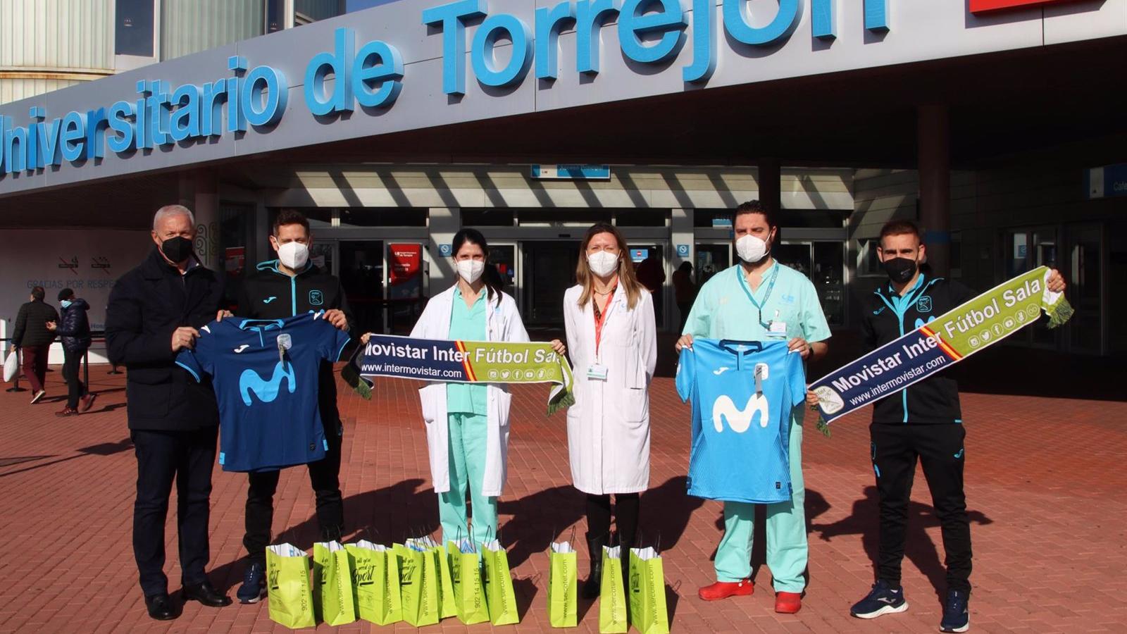 Los niños hospitalizados en el Hospital de Torrejón reciben regalos del Inter Movistar