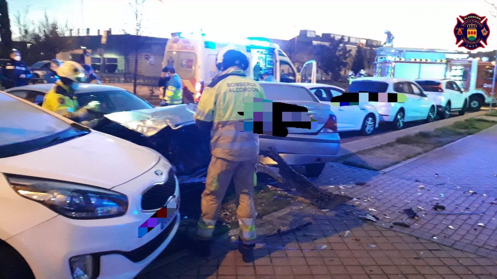 Detenido un conductor borracho tras chocar contra varios coches aparcados en un avenida de Alcorcón