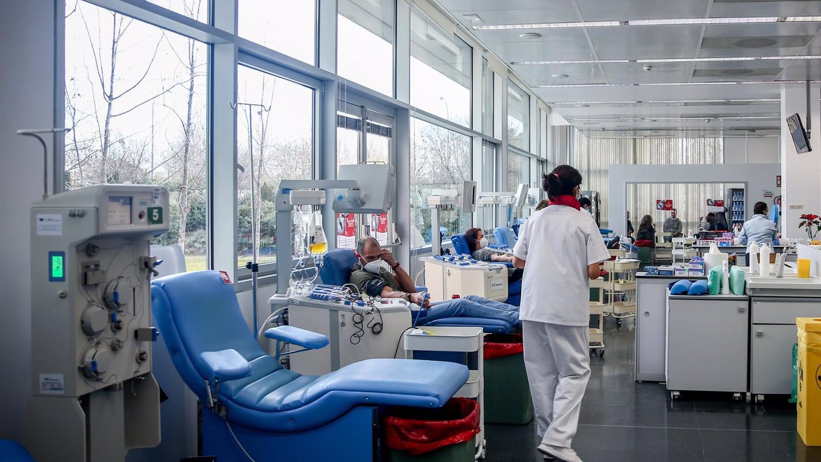 En situación crítica las reservas de sangre de grupos 0+, 0-, A+, A- y B- en los hospitales madrileños En situación crítica las reservas de sangre de grupos 0+, 0-, A+, A- y B- en los hospitales madrileños