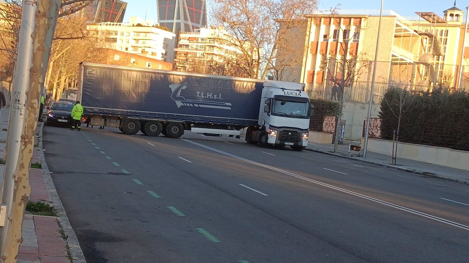 Un camión de gran tonelaje queda atravesado en una calle de Chamartín