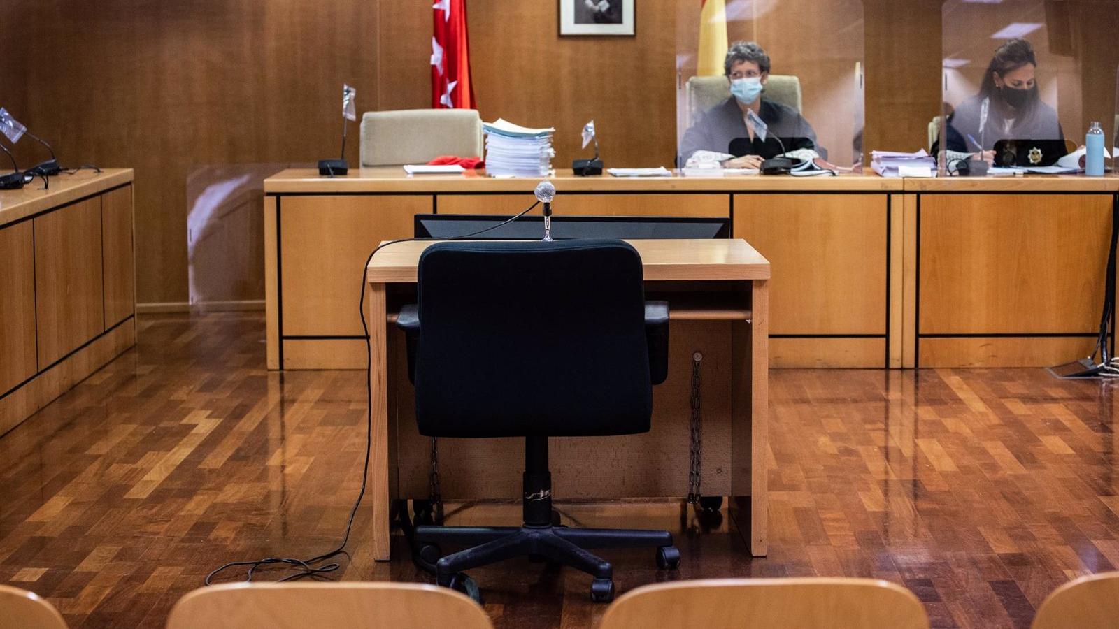 Un profesor se enfrenta a 40 años de cárcel por acosar sexualmente a alumnas menores a través de redes sociales Un profesor se enfrenta a 40 años de cárcel por acosar sexualmente a alumnas menores a través de redes sociales