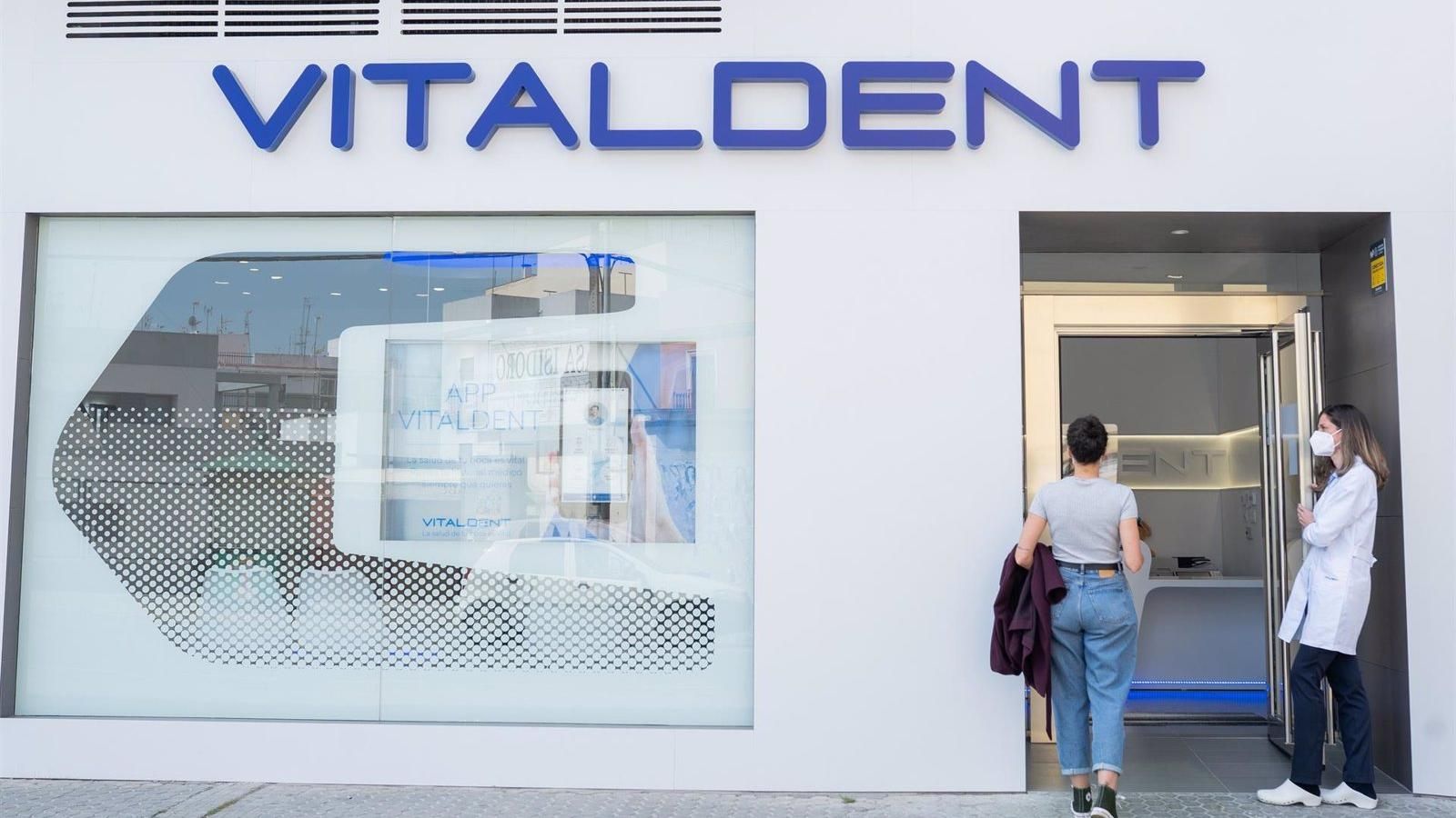 Piden cuatro años de cárcel para el exadministrador de Vitaldent por falsificar títulos de postgrados a varios alumnos Piden cuatro años de cárcel para el exadministrador de Vitaldent por falsificar títulos de postgrados a varios alumnos
