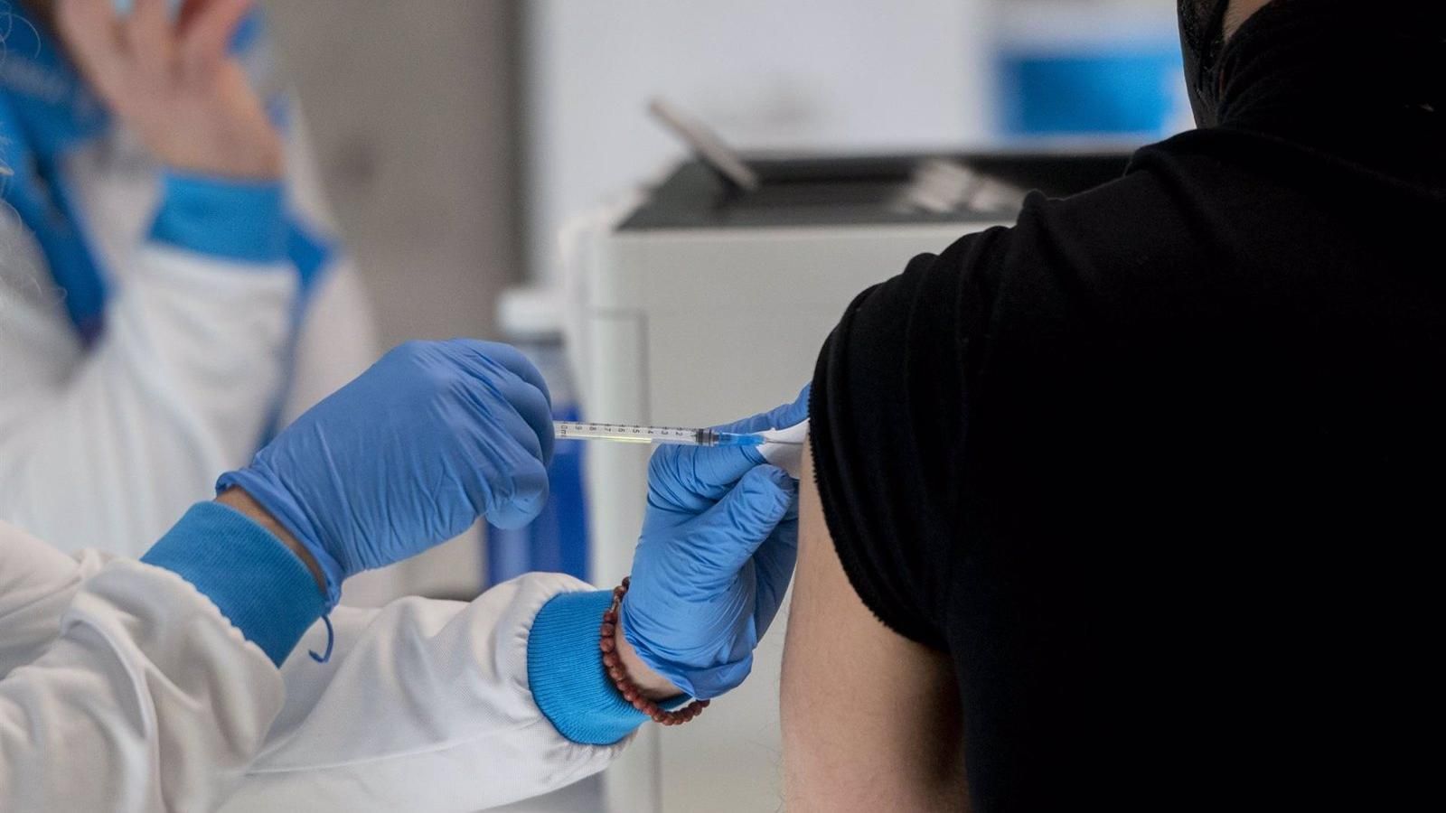 Más de 330.000 madrileños adultos empezarán a recibir un SMS para la tercera dosis de la vacuna
