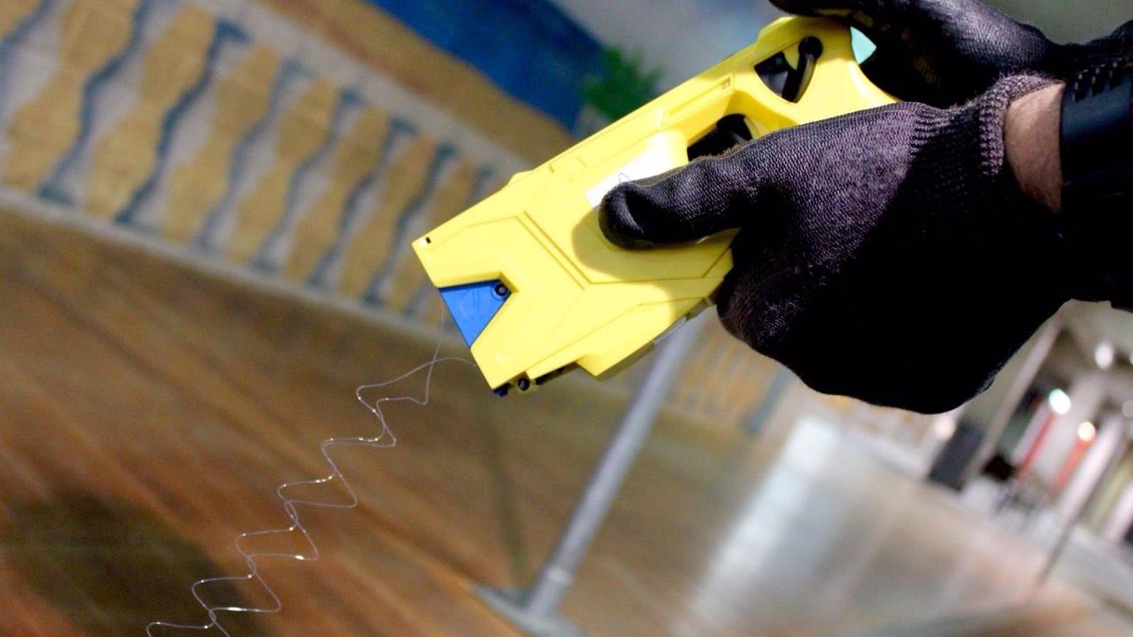 La Policía Nacional ordena distribuir las primeras 150 pistolas eléctricas entre los agentes que hayan superado la formación