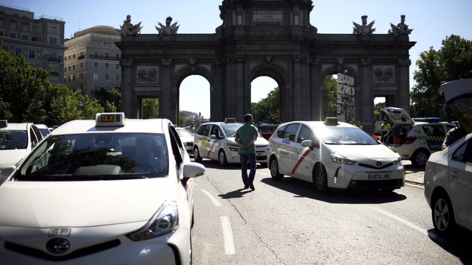 Díaz Ayuso apuesta por liberalizar los horarios del sector del taxi y que los conductores VTC hagan un examen