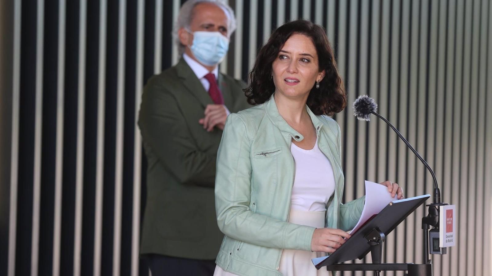 Díaz Ayuso pregunta con qué criterio decide el Gobierno que se siga manteniendo la mascarilla al aire libre