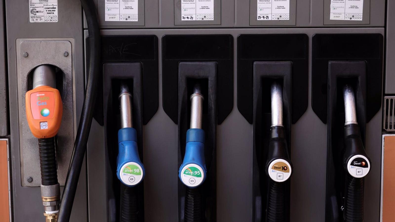 El precio de los carburantes toca nuevos máximos históricos tras encarecerse hasta un 5,6% en lo que va de año