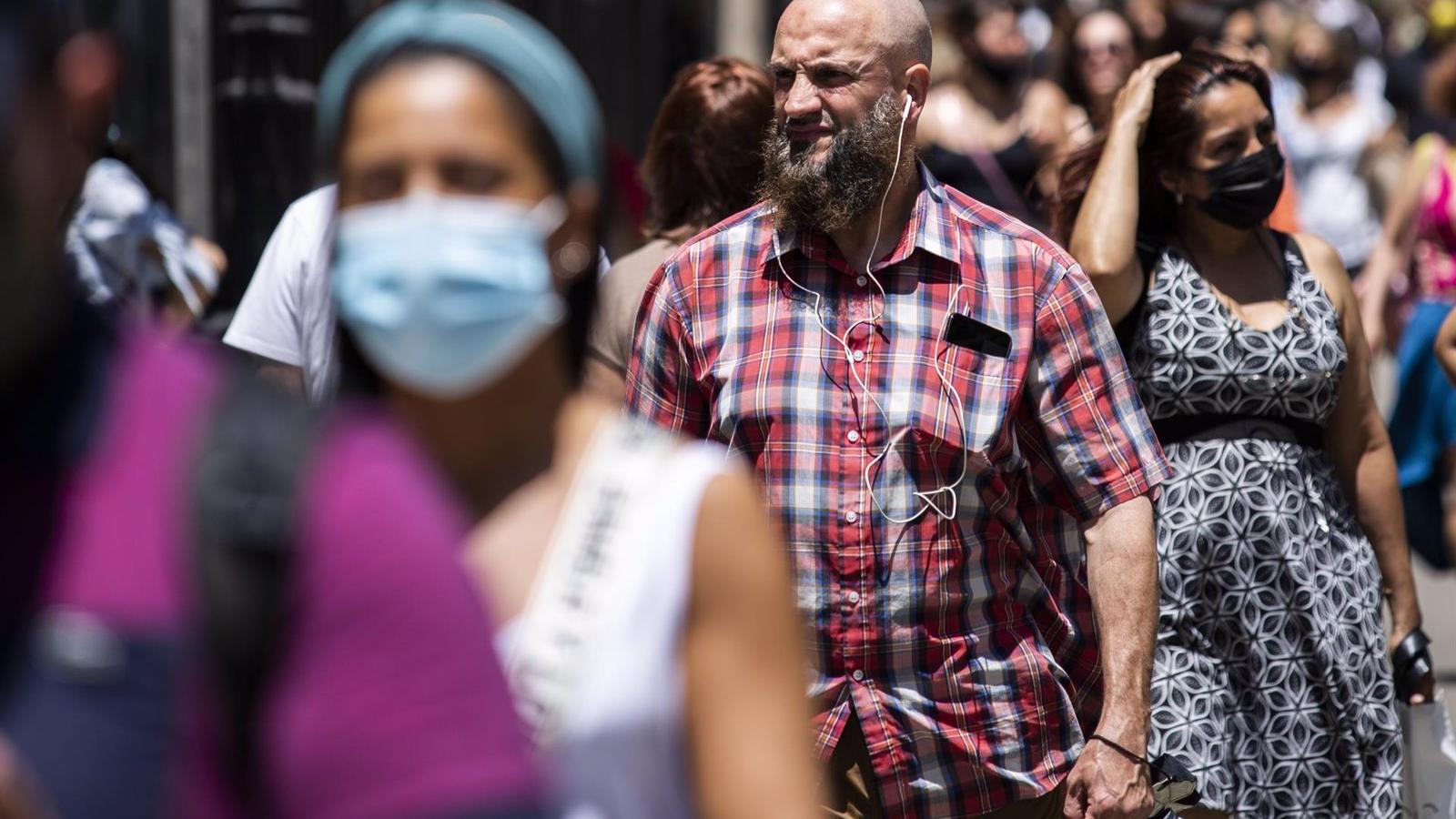 Las CCAA del PP critican el "vaivén" del Gobierno con la mascarilla en exteriores
