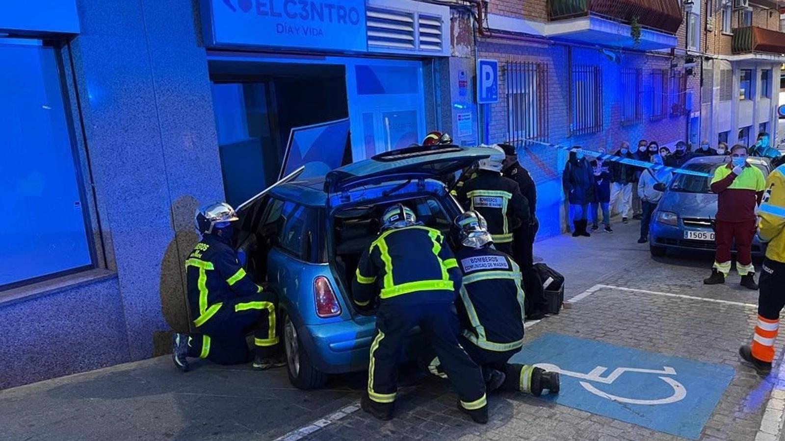 Liberan a una conductora que quedó atrapada tras chocar su vehículo contra un local en Las Rozas