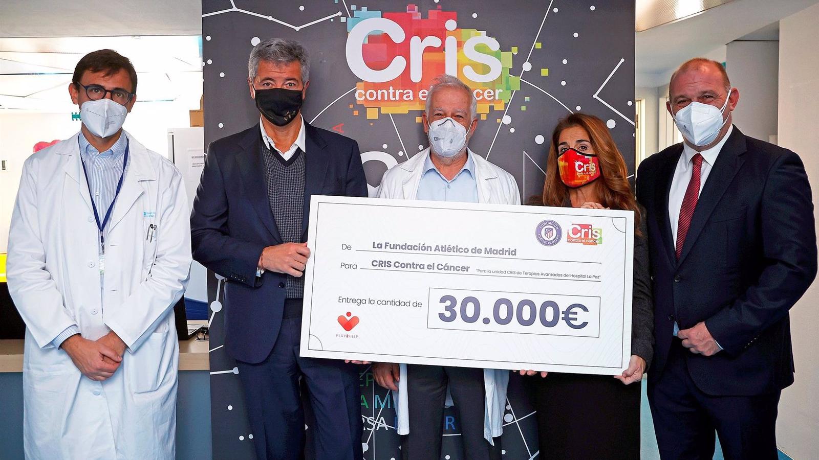 La Fundación Atlético de Madrid dona 30.000 euros a CRIS contra el cáncer para investigación y nuevas terapias