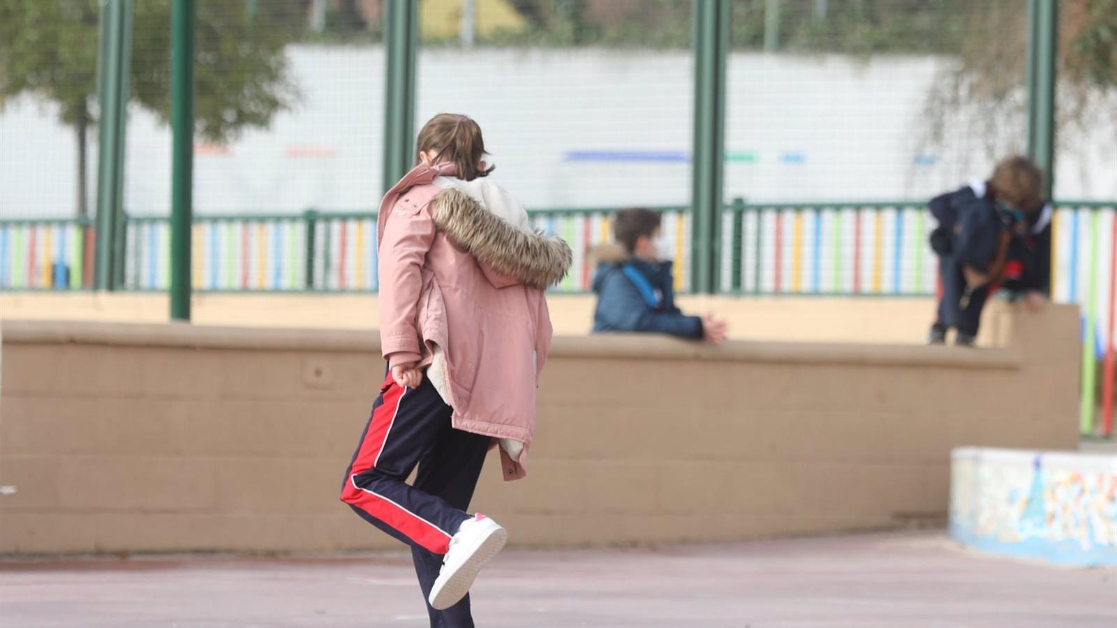 El BOCM publica la orden que elimina la mascarilla en el recreo y en actividades escolares al aire libre
