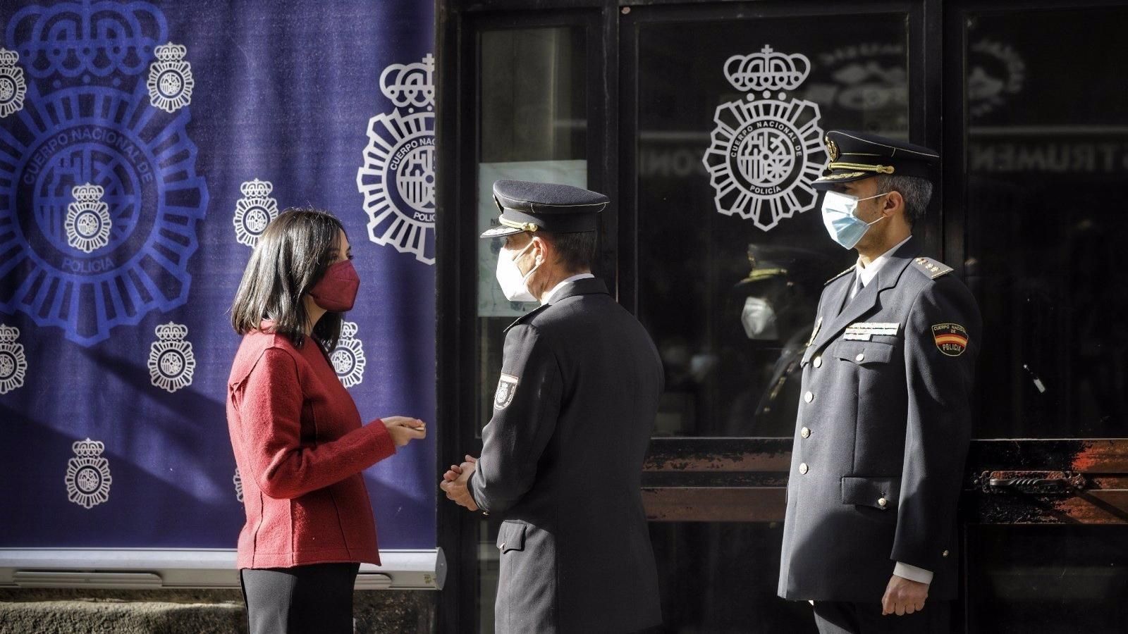 La delegada del Gobierno y la Policía inician una ronda de visitas con asociaciones de vecinos por los distritos de Madrid La delegada del Gobierno y la Policía inician una ronda de visitas con asociaciones de vecinos por los distritos de Madrid