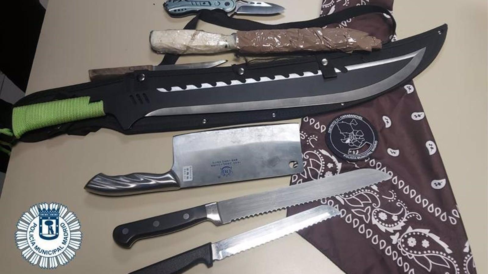 Detenido un chico de 19 años por golpear y amenazar su madre y hermanos y guardar siete armas blancas en casa