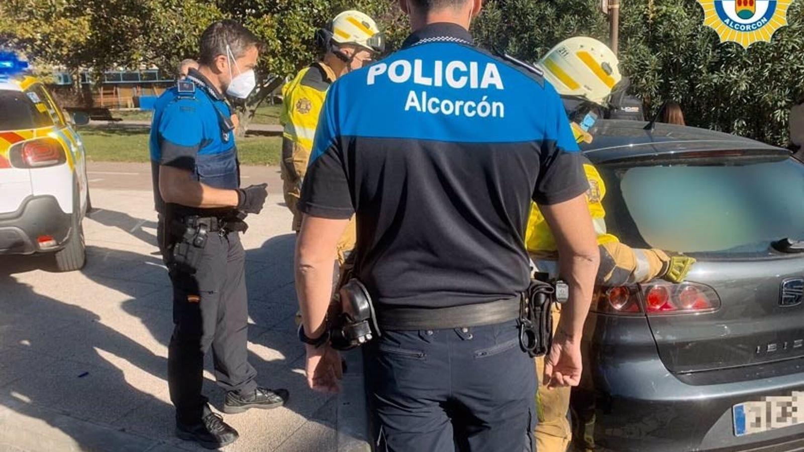 Detenido el ladrón de un comercio de Alcorcón en una operación en la que volcó un coche patrulla