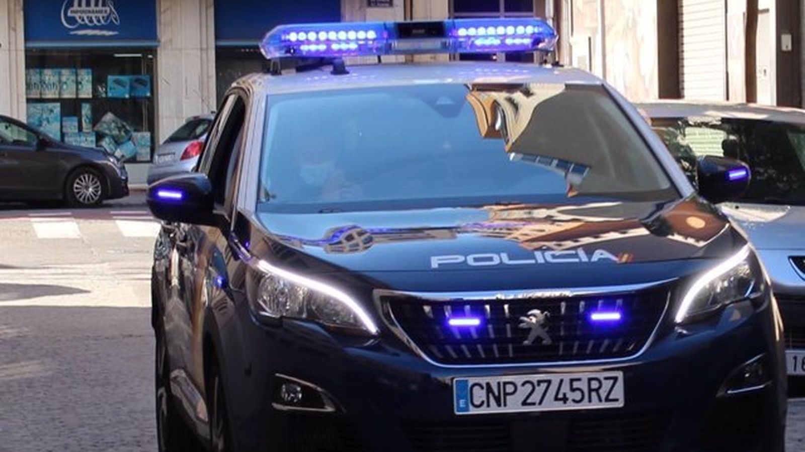 Buscan a un hombre por dar una paliza a su mujer en un piso de Vallecas