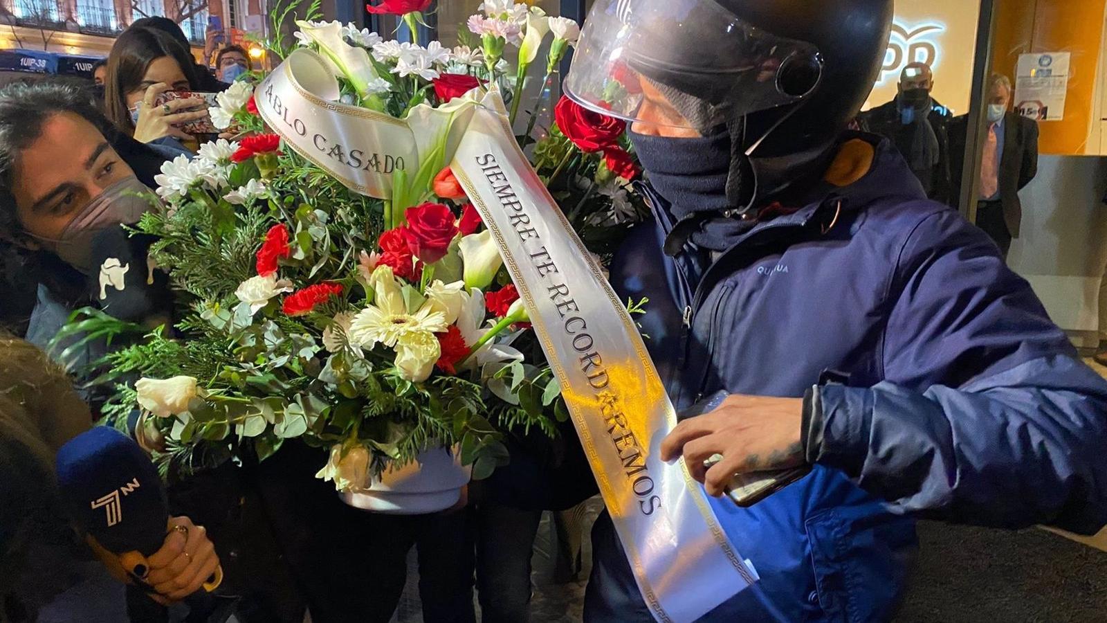 "Ayuso sí, Casado no" y mariachis en la concentración en la sede del PP para apoyar a Ayuso