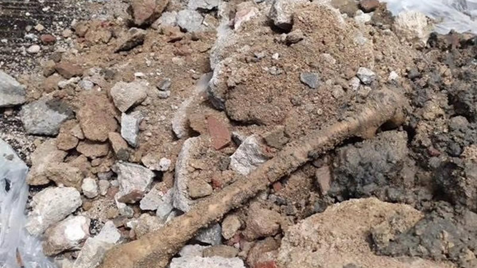 Aparece un fémur humano entre los escombros de una obra