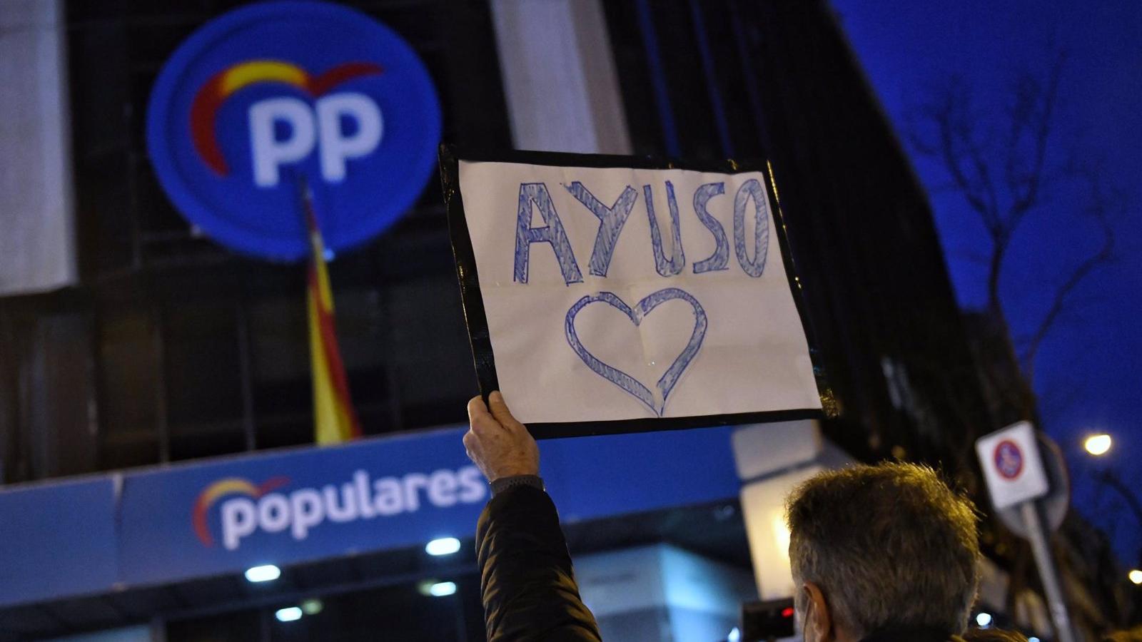 Segunda jornada de concentración frente a Génova en apoyo a Ayuso con gritos de "Casado fracasado"