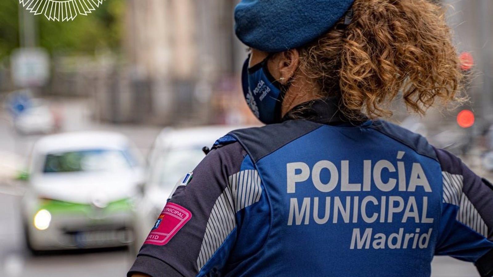 Los nuevos uniformes de Policía Municipal de Madrid serán de un azul más oscuro y lucirán las banderas de España y de la Comunidad