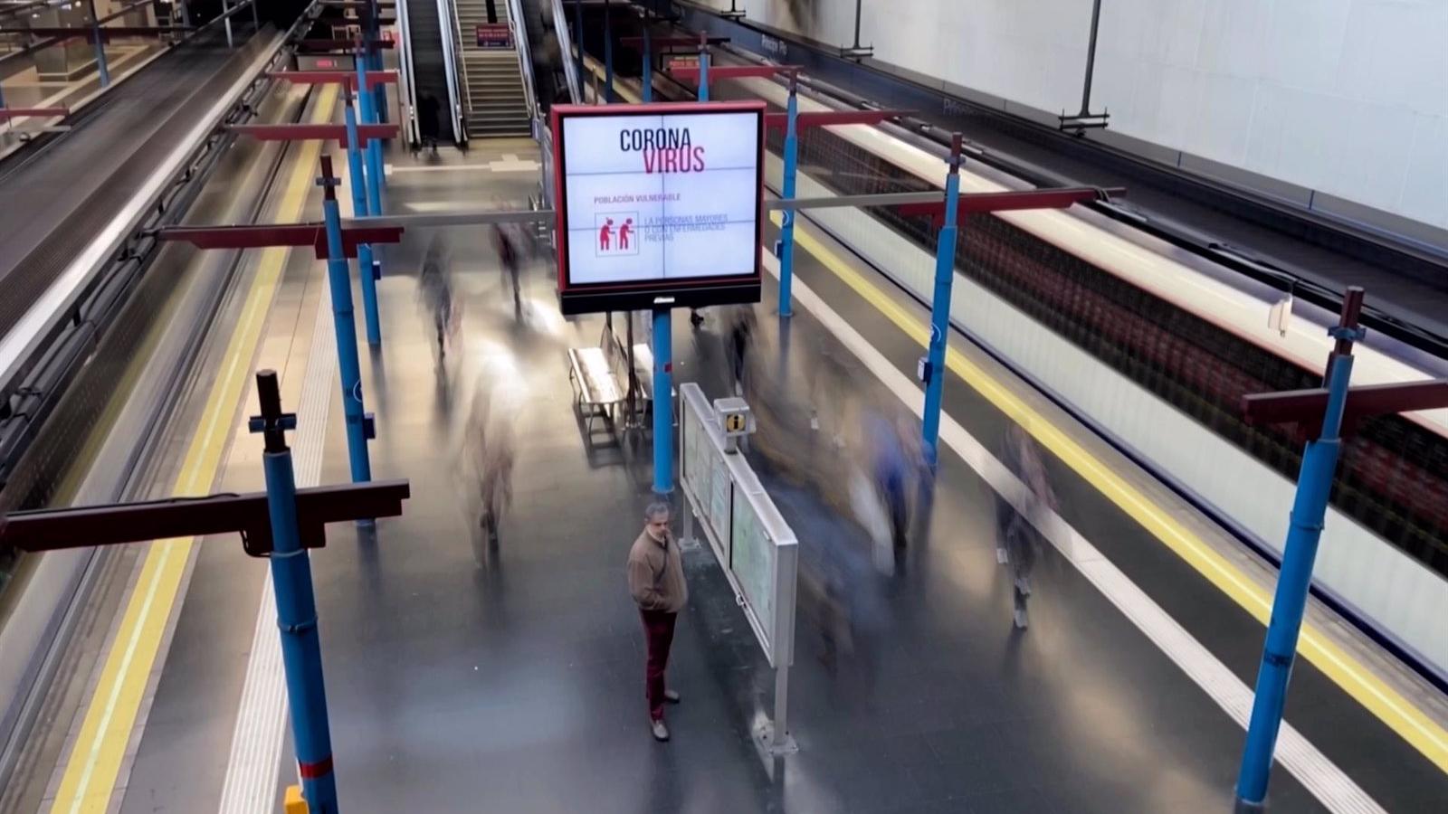 Buscan a los responsables de rociar un gas irritante en un vagón de Metro, que tuvo que ser desalojado