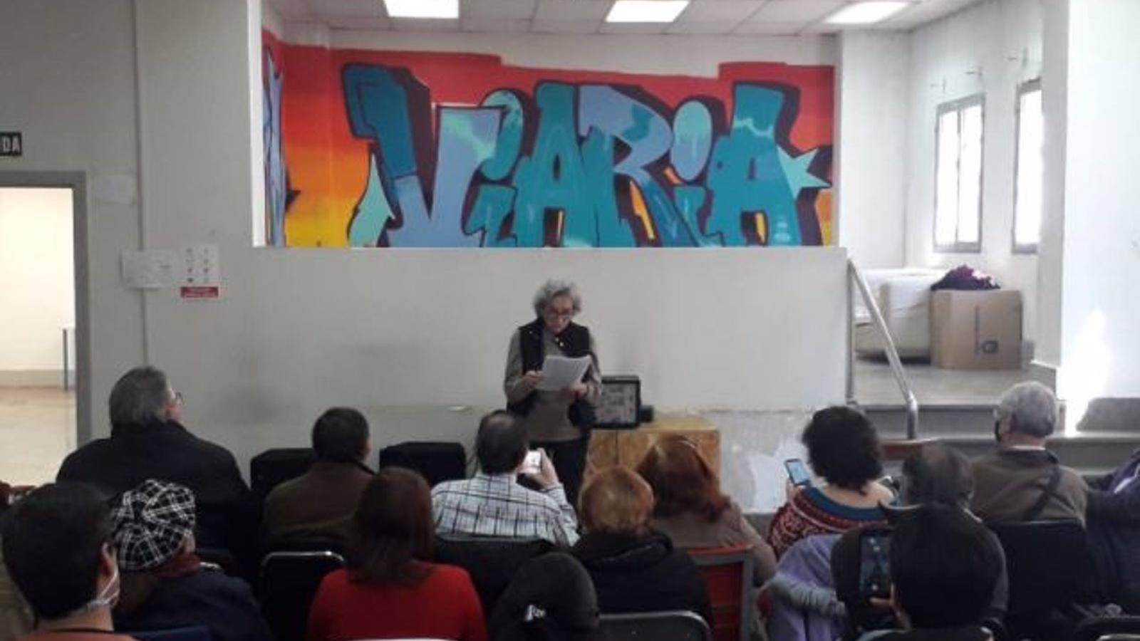 Un centenar de poetas recitan en Madrid versos en contra la guerra y para intentar "retomar el diálogo"