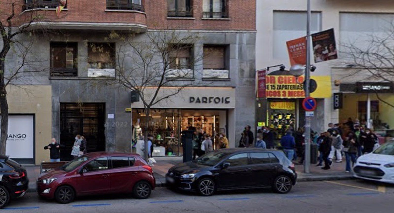 Dos ladrones atropellan a un policía municipal tras robar una tienda en la calle Goya Dos ladrones atropellan a un policía municipal tras robar una tienda en la calle Goya