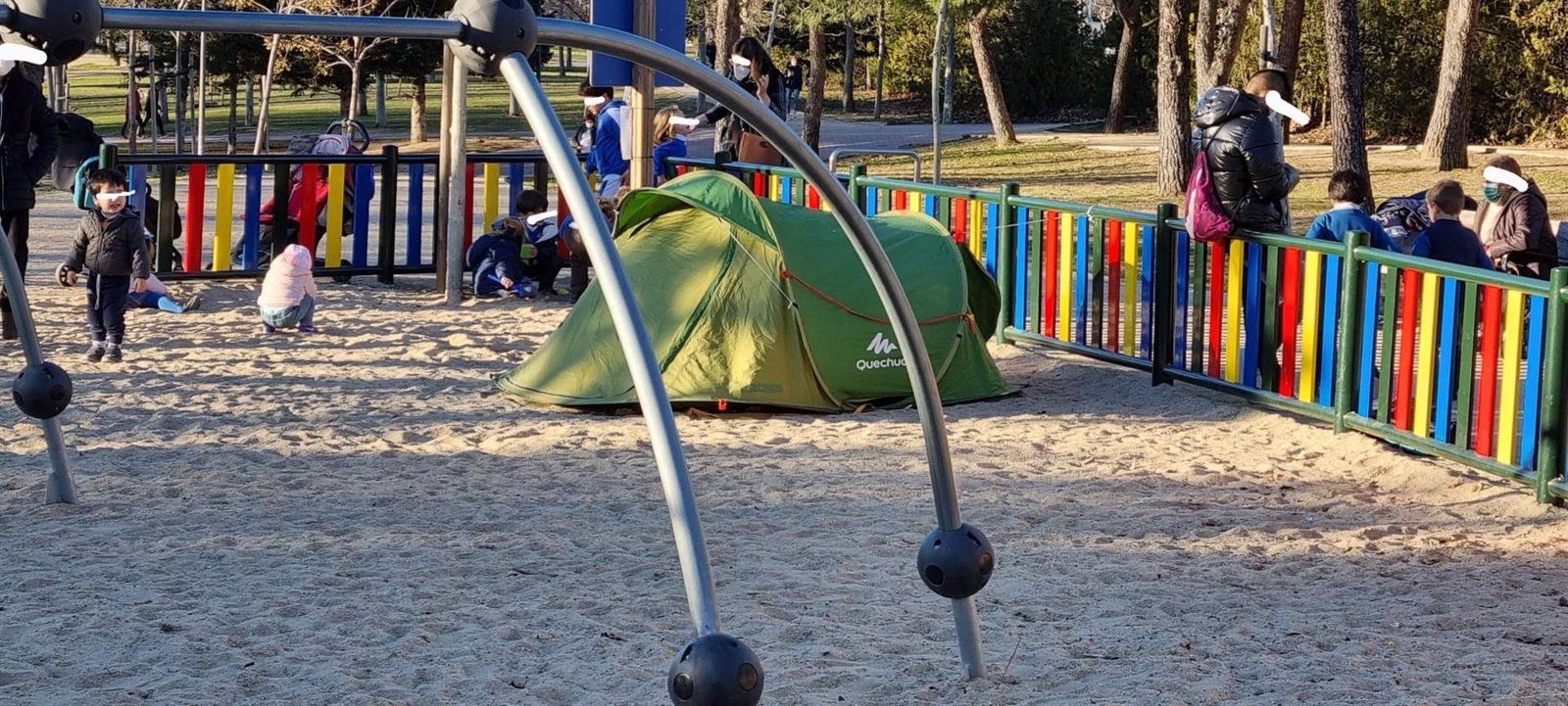 Un indigente acampa en el interior de un parque infantil de Fuencarral- El Pardo ante la indignación de los padres Un indigente acampa en el interior de un parque infantil de Fuencarral- El Pardo ante la indignación de los padres
