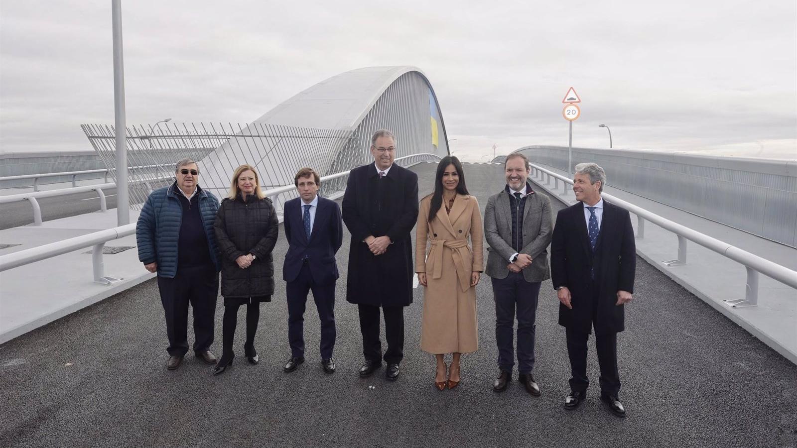 El Puente de la Concordia, que conecta Valdebebas con la T4, se viste con la bandera ucraniana en su inauguración