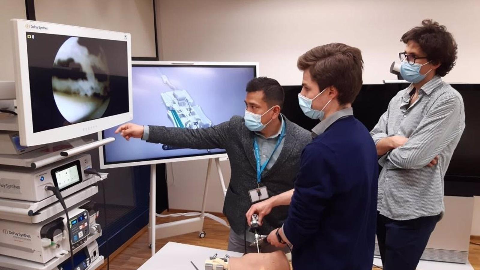 El Hospital de Villalba forma a residentes en cirugía artroscópica con simuladores de realidad virtual
