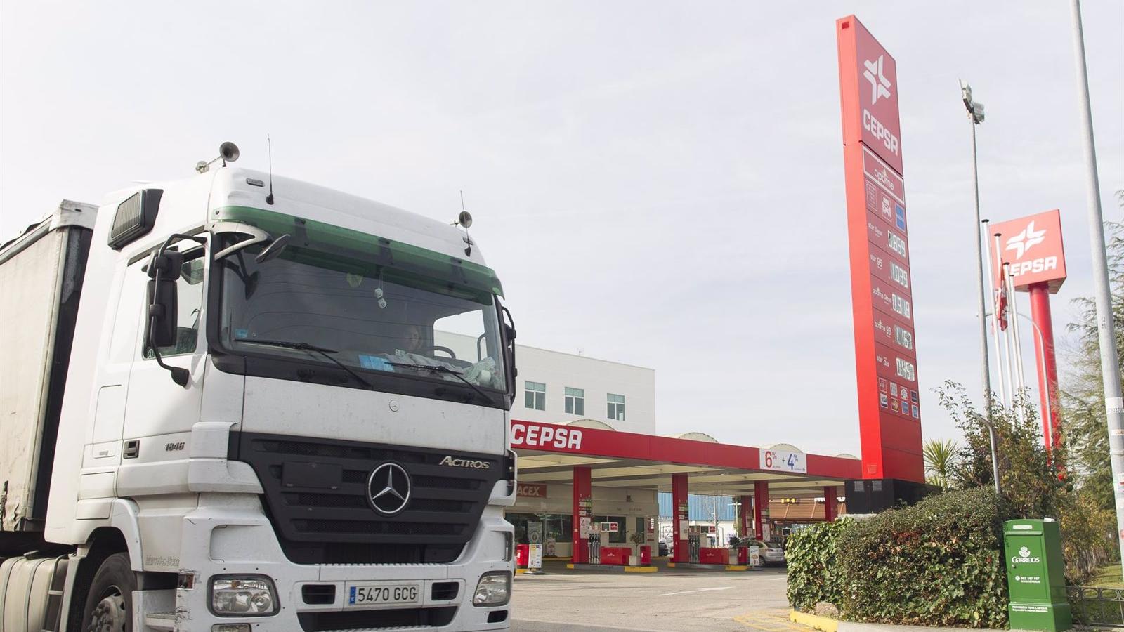 Los transportistas advierten de "desabastecimiento" si el Gobierno no actúa sobre los precios de la gasolina