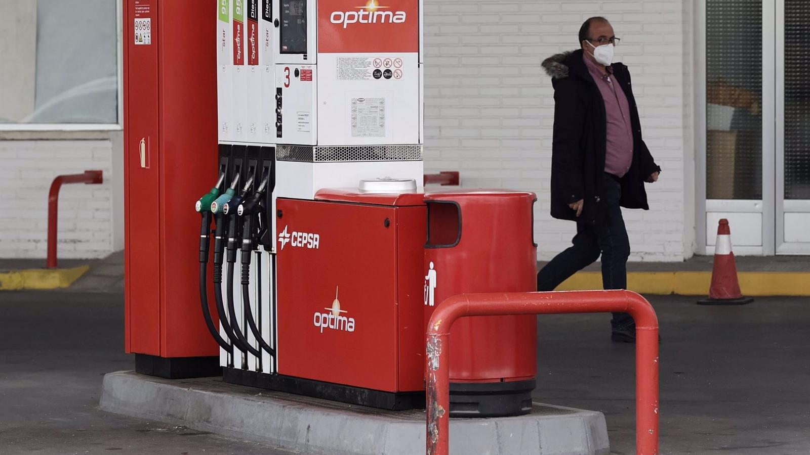 El precio de la gasolina y el gasóleo se desboca a nuevos máximos históricos