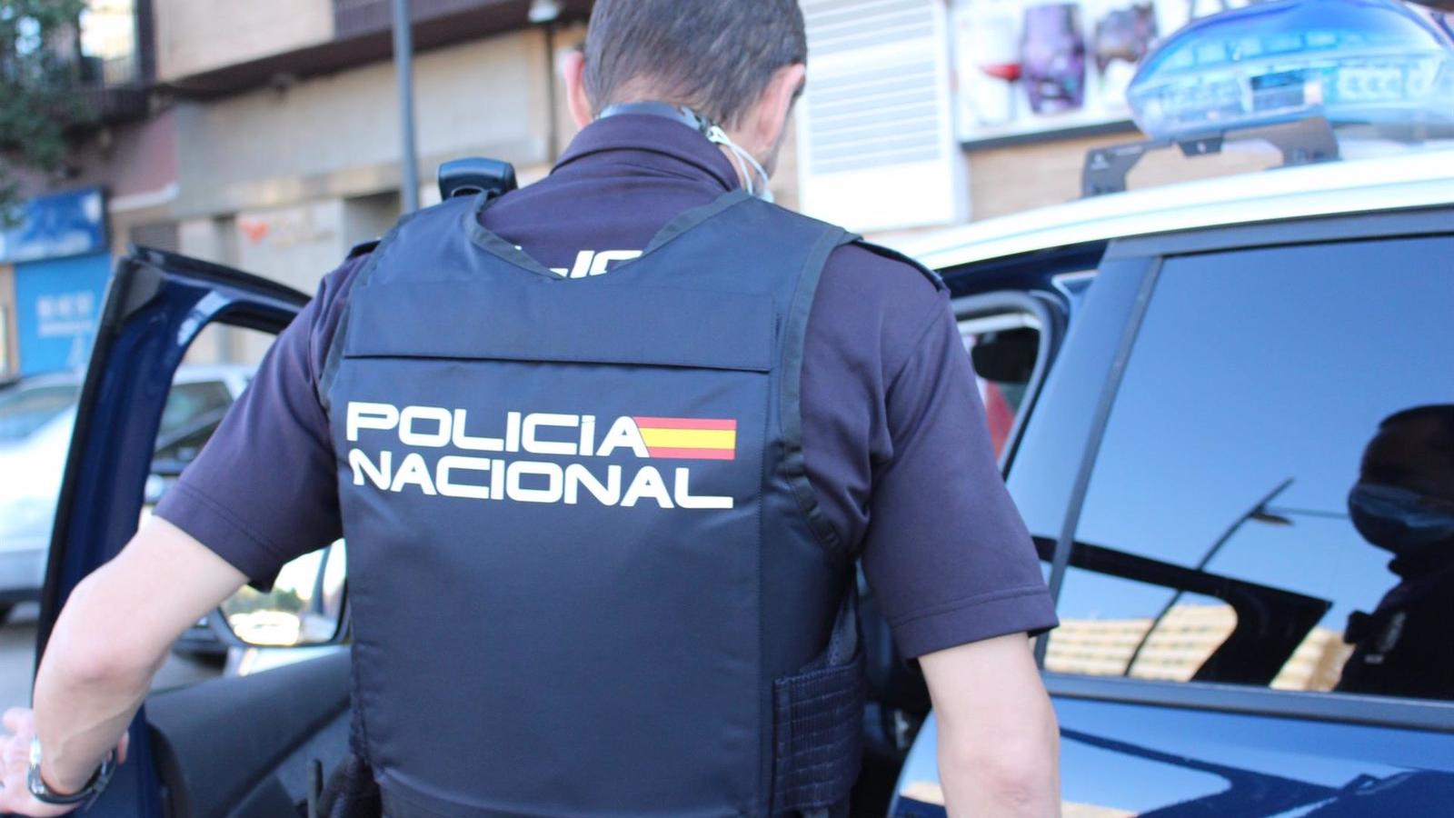 Detenido un hombre con dos pistolas y un subfusil en un narcopiso de Lucero, en el que vendía droga