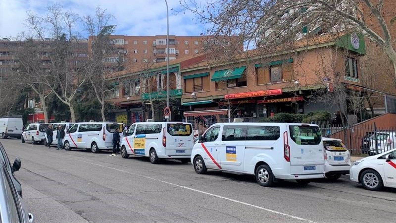 Taxistas madrileños viajan a la frontera polaca para llevar a fármacos a refugiados y poder traerse a algunos