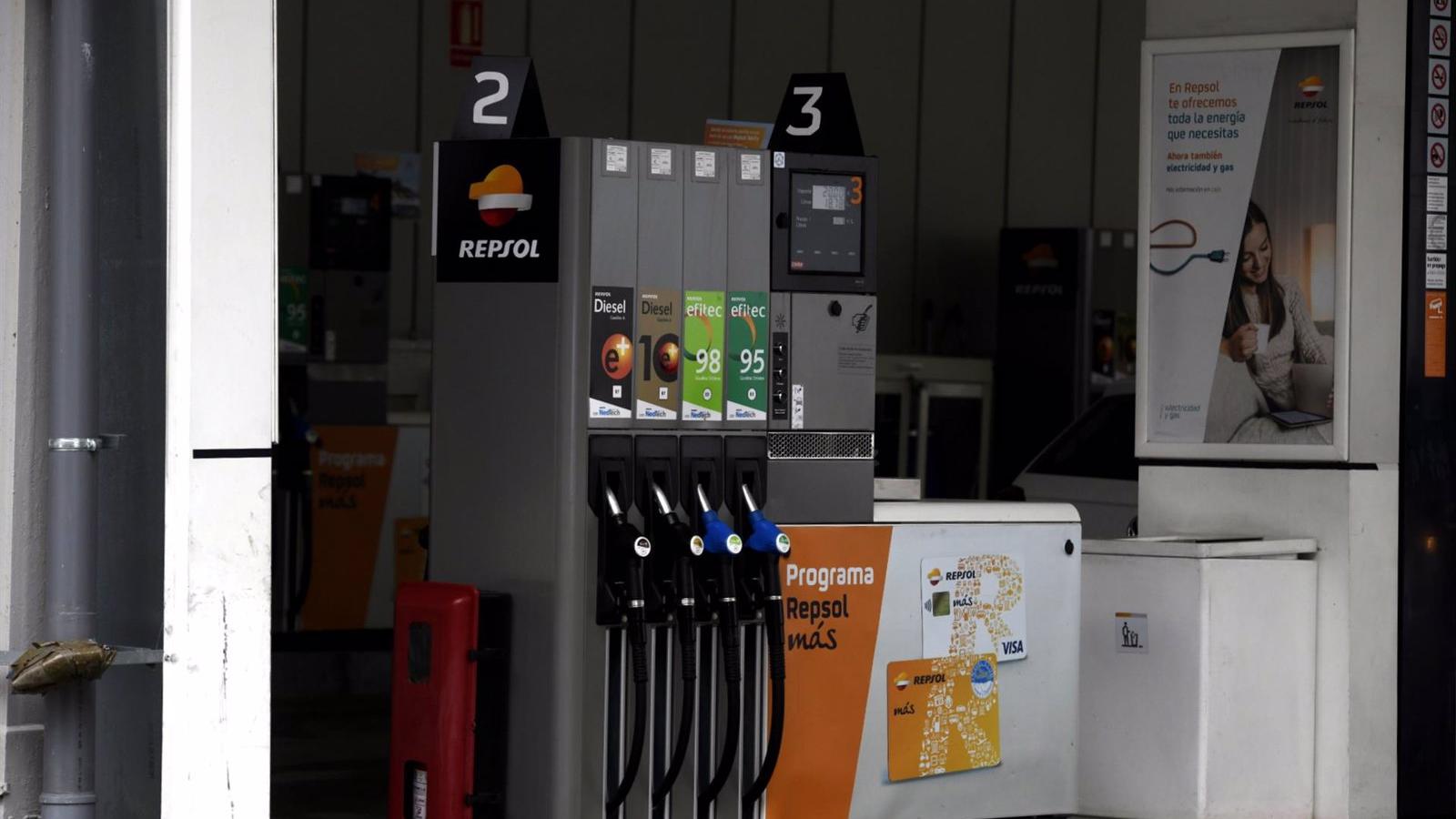 La gasolina sube un 9,8% y el gasóleo un 14,9%, registrando un récord histórico