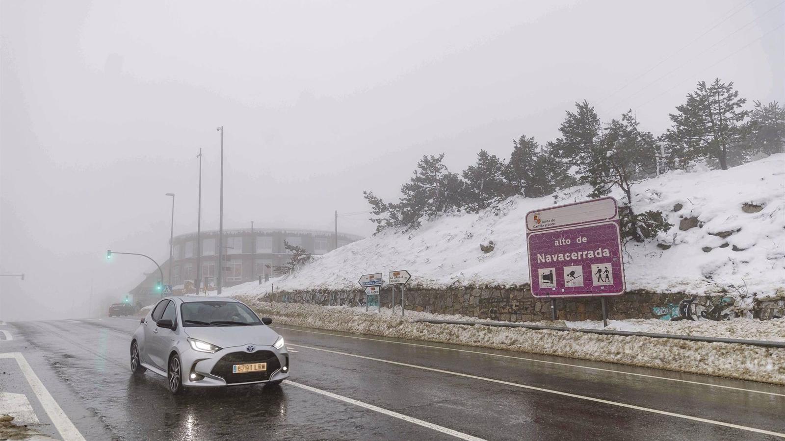 La Comunidad pide precaución a los ciudadanos que se acerquen en coche a los puertos de montaña por la nieve y la lluvia