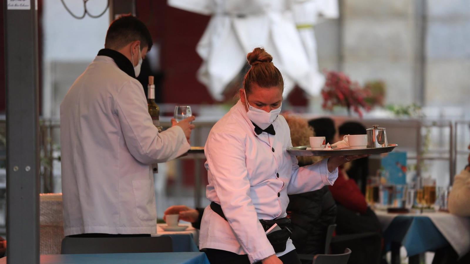 Las ventas del sector servicios en la región suben un 27,7% en enero