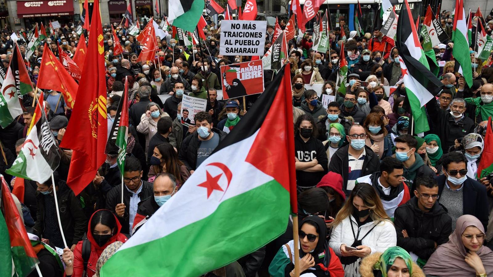 Unas 2.000 personas se manifiestan frente a Exteriores contra el giro del Gobierno: 