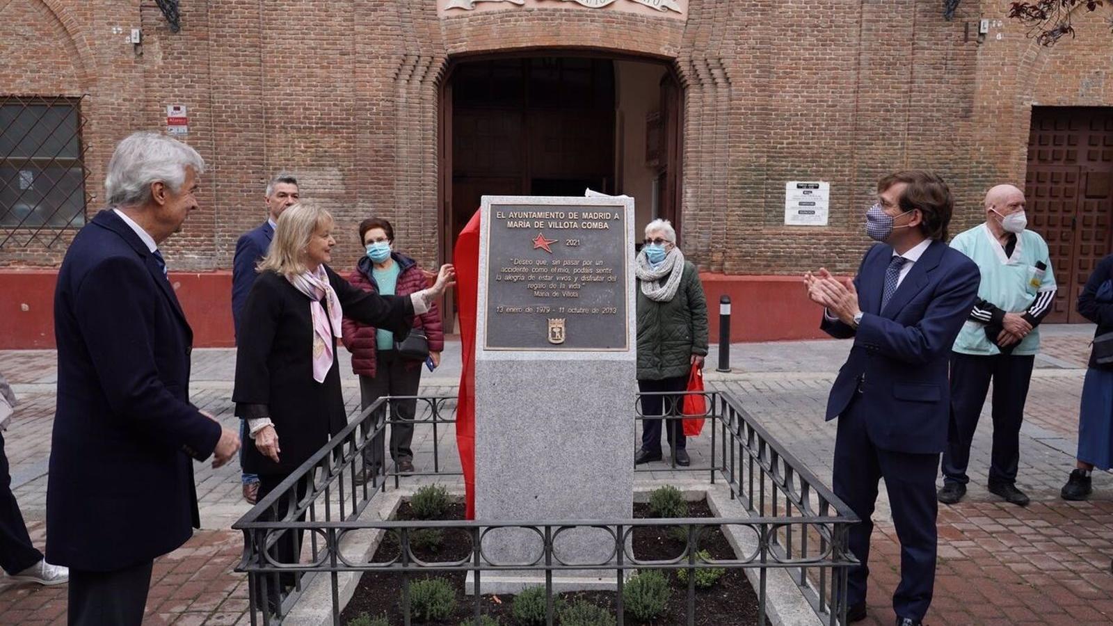 Madrid rinde homenaje a María de Villota con un monolito frente a la parroquia San Ramón Nonato en Puente de Vallecas