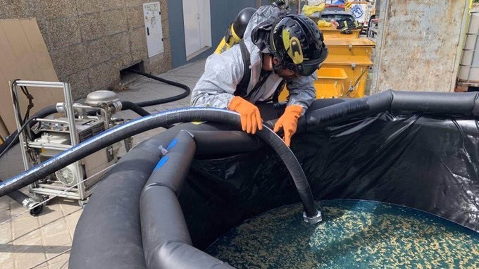 Los Bomberos retiran 13.000 litros de agua contaminada con gasoil tras una fuga en un edificio de Chamartín