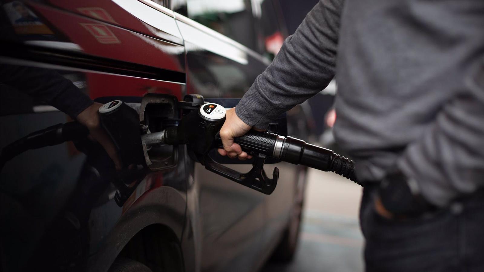 El precio del diésel y supera por primera vez desde 2011 al de la gasolina