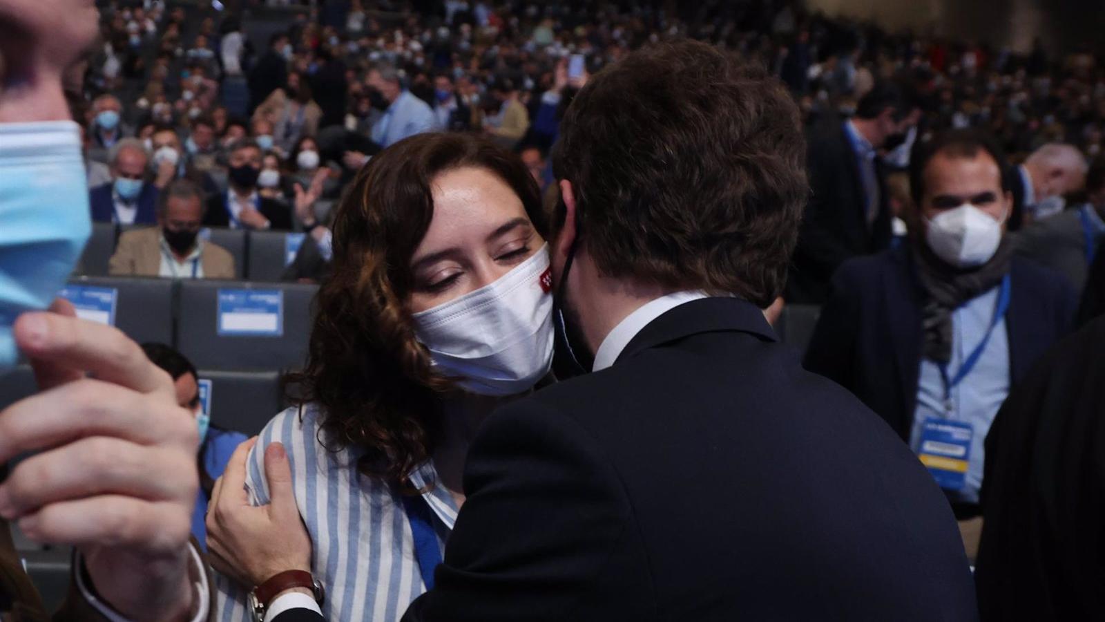 Casado y Ayuso se saludan en el Congreso del PP que abre una nueva etapa con Feijóo tras la crisis interna